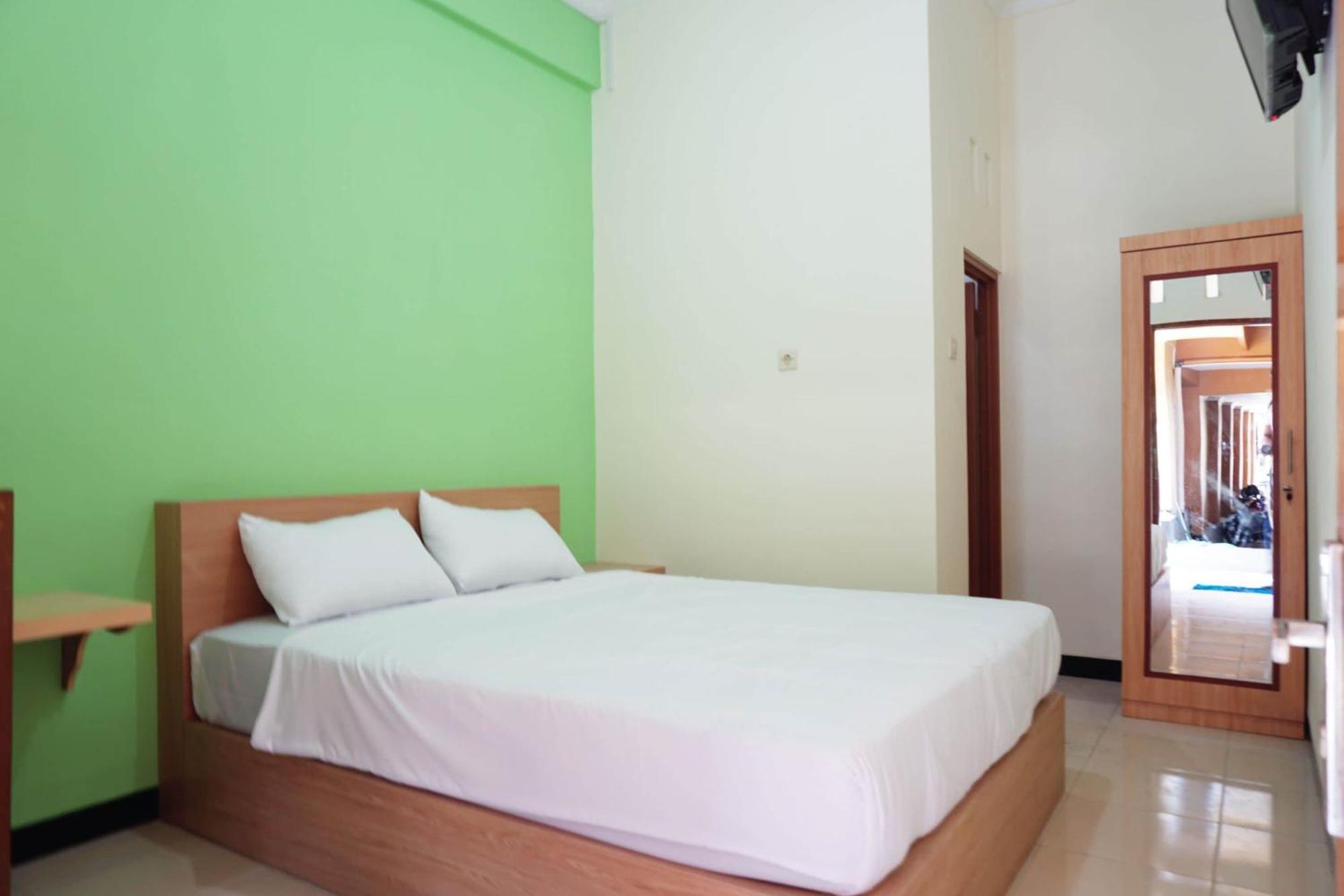 Oyo Life 3003 Handayani Syariah Hotel